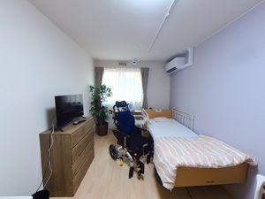 テレビとベッドのある居室
