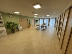 窓際の広々とした廊下