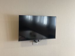 壁掛けテレビのある室内