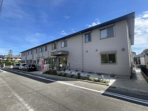 青空の下の建物外観