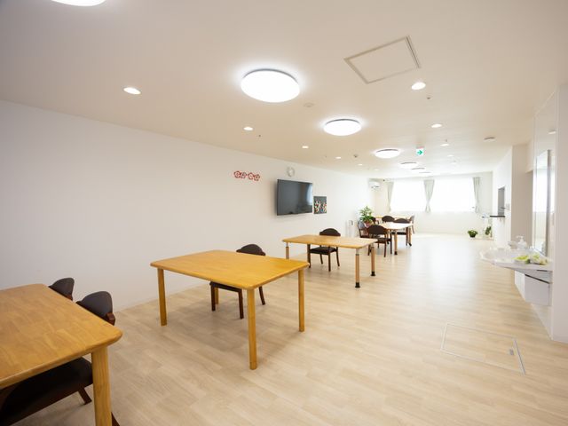 温かな雰囲気の広間 ダイニングルーム 広々とした明るい空間で、木目調のテーブルが温かみを感じさせます。リラックスしたひとときを過ごせそうです。