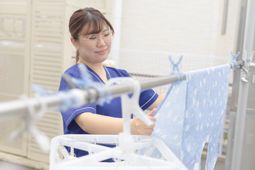 洗濯物を干すスタッフ