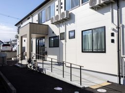 スロープ付き建物の外観