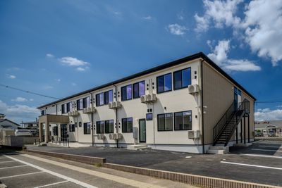 シンプルな二階建ての外観