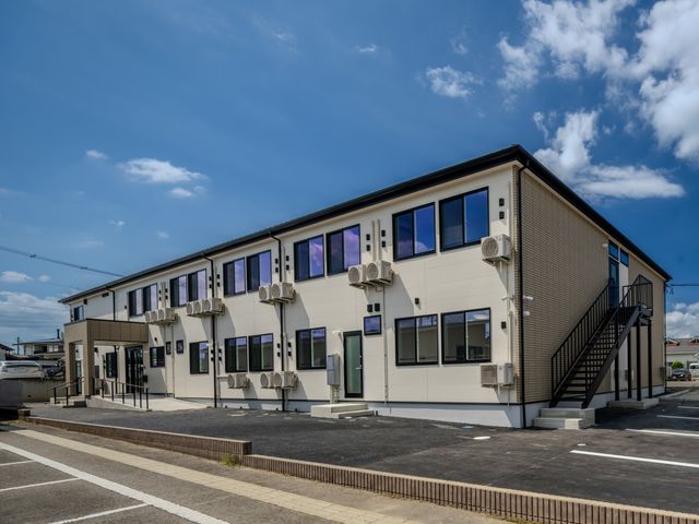 シンプルな二階建ての外観 外観 建物はシンプルで整然としており、周囲の緑と調和しています。駐車場も完備しています。