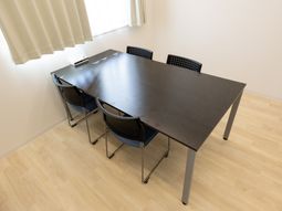 シンプルなテーブルと椅子の部屋