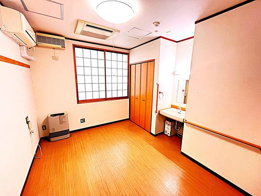 明るい居室の洗面台  