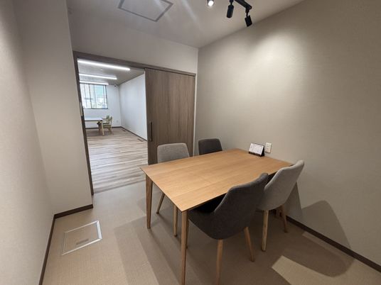 テーブルと椅子がある部屋