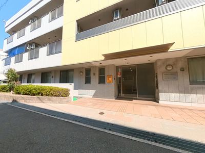 入口がある建物外観