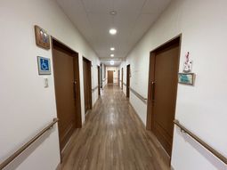 光が差し込む長い廊下