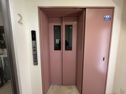 広々としたエレベーター