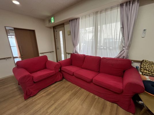 赤いソファがある休憩室