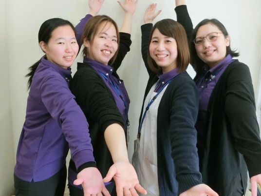 笑顔の女性スタッフ  