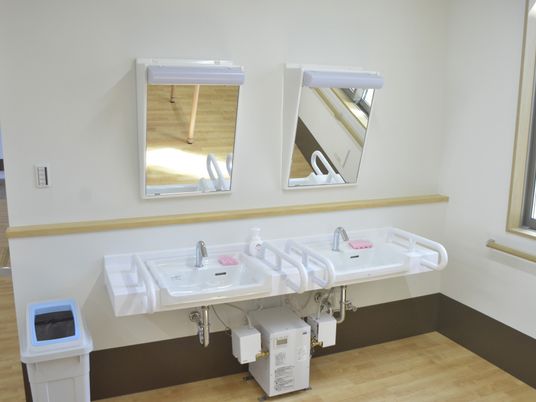 洗面台が並ぶ室内