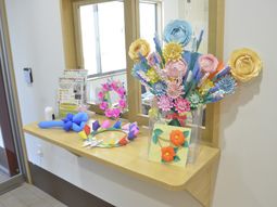 手作りの装飾が並ぶ棚
