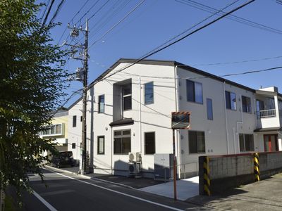 白い外壁が印象的な建物