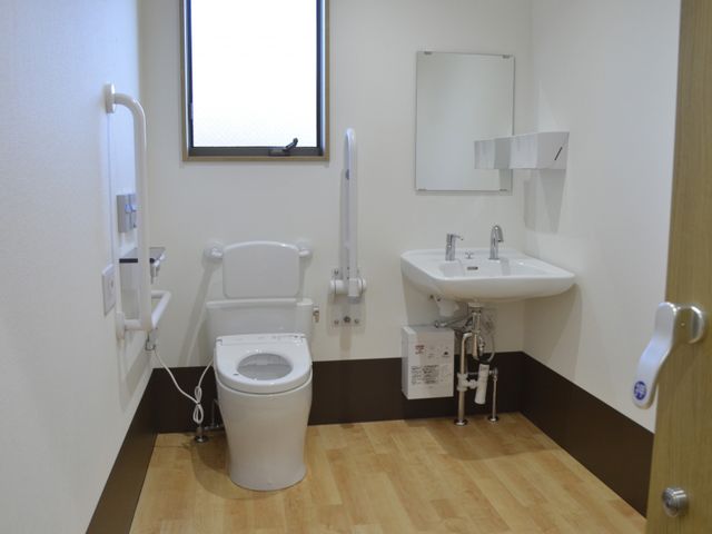 使いやすいトイレ トイレ 手すり付きで安全なトイレです。広さもあり、安心してお使いいただけます。
