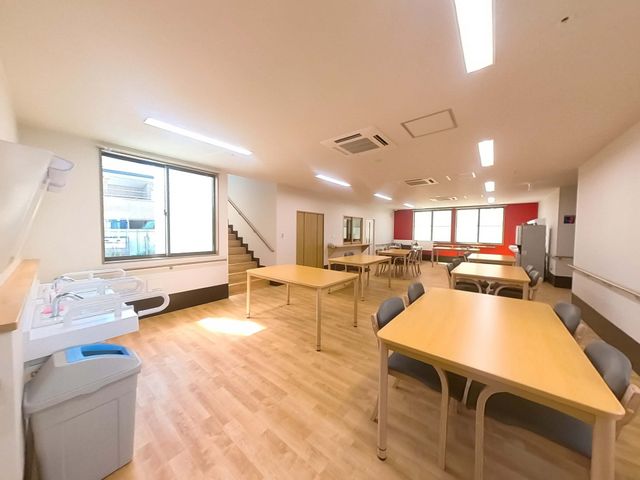 明るい部屋のダイニングルーム ダイニングルーム 自然光が豊かに差し込む広々としたダイニングルームで、ゆったりと食事を楽しめます。