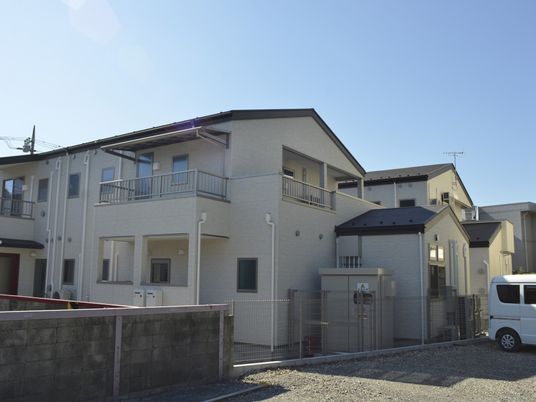 広々とした外観