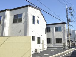 白い外観の建物