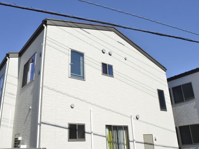 白い外観の建物 外観 シンプルで清潔感のある建物外観です。働く環境として心地よさを感じられます。