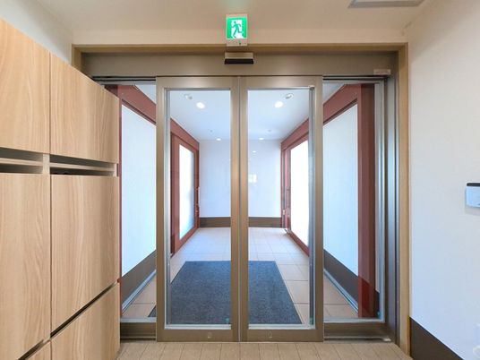 明るい自動ドアエントランス