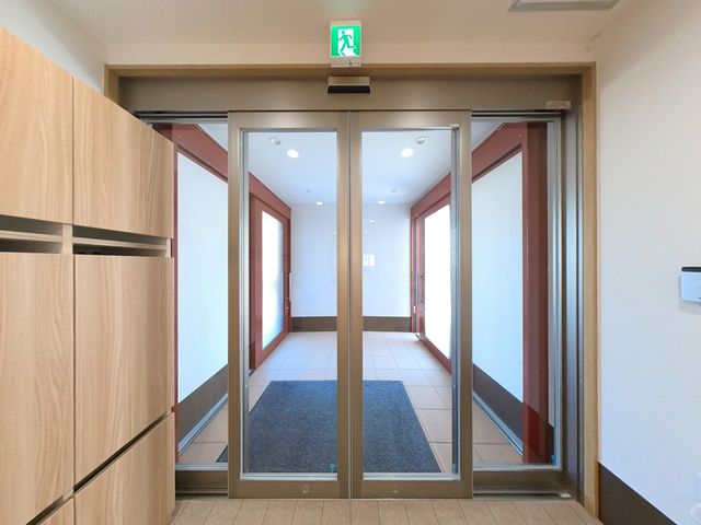 明るい自動ドアエントランス エントランス 広々とした空間と自然光が差し込む自動ドアのエントランスです。入り口の十分な幅が、出入りをスムーズにします。
