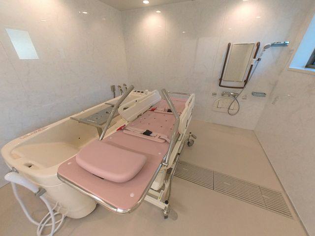 設備が整った浴室 浴室 明るく清潔な空間に設備が整備されており、利用者の快適な入浴を支えています。
