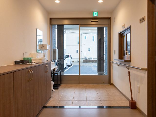 スムーズな出入口 エントランス 手すり付きの広い玄関です。車椅子の方も安心してご利用いただけます。