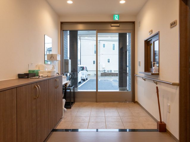 スムーズな出入口 エントランス 手すり付きの広い玄関です。車椅子の方も安心してご利用いただけます。
