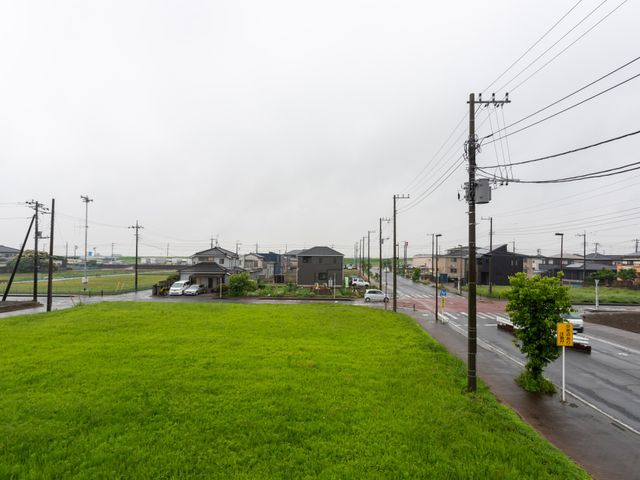 緑豊かな庭 庭 広々とした草地に囲まれた静かな環境です。穏やかな仕事環境を求める方に最適です。