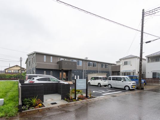 駐車場のある外観