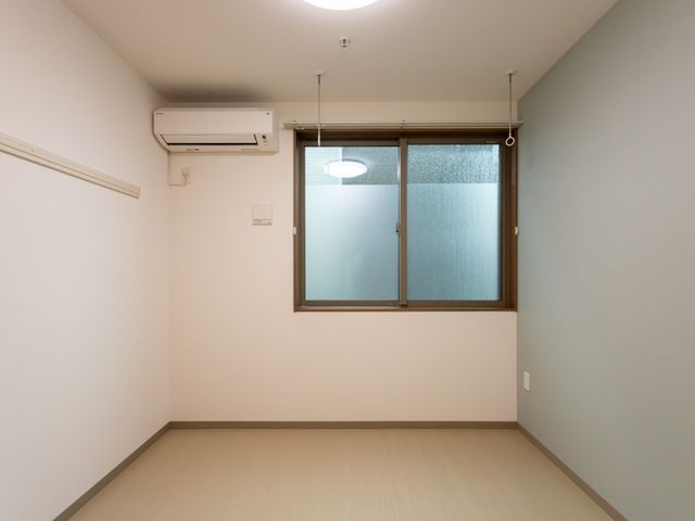 エアコン付きの居室 居室 自然光が差し込む居室は、快適さを提供します。エアコンが完備され、季節を問わず快適に過ごせます。