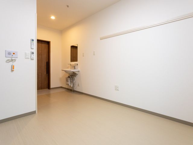 シンプルな居室 居室 シンプルで清潔感のある居室です。壁に備えられたインターホンで安心のコミュニケーションが可能です。