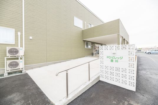 優しい色合いの建物