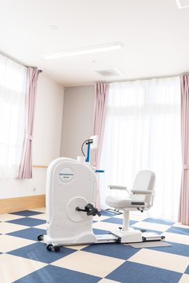 機能訓練用の機材がある部屋