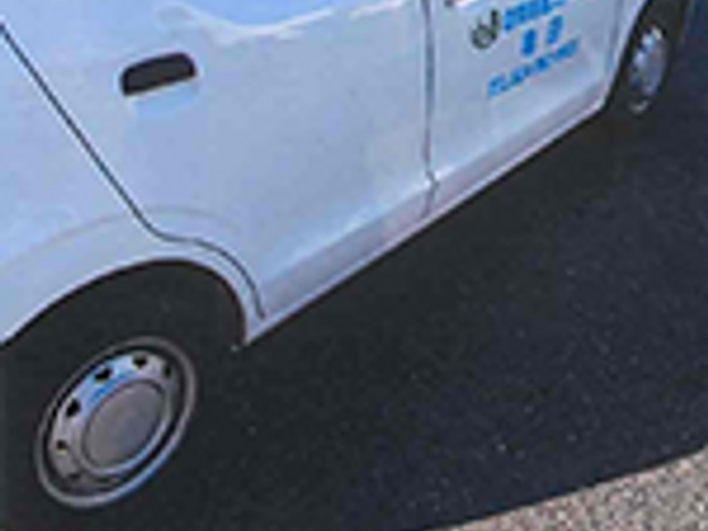車両と利用者の様子 スタッフイメージ 福祉施設の車両での送迎風景です。快適な移動支援を提供しています。