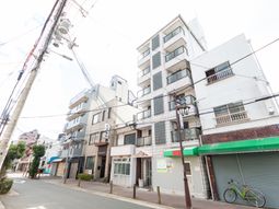 にぎやかな街並みの外観