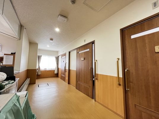 優しい色合いの廊下