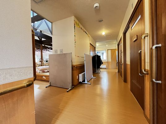 奥行きある廊下