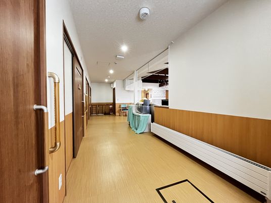 木目調の明るい廊下