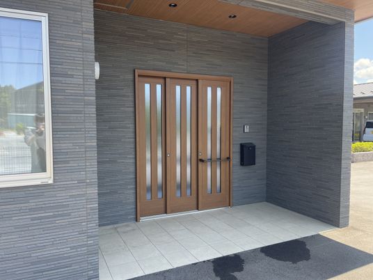 モダンな外観のエントランス