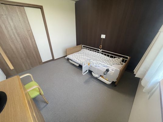 窓際にある広々とした居室