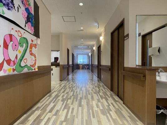 木の温もりある廊下