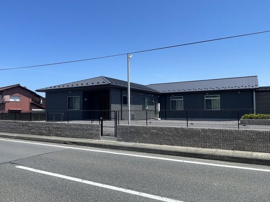 広々とした外観