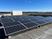 屋上の太陽光パネルと建物外観  