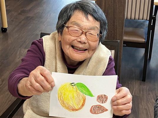 作品を見せる女性