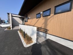 スロープのある建物外観