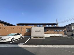 駐車場のある建物外観
