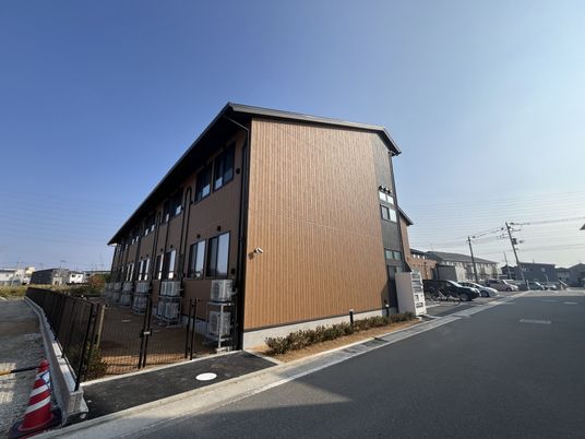 茶色い建物の外観